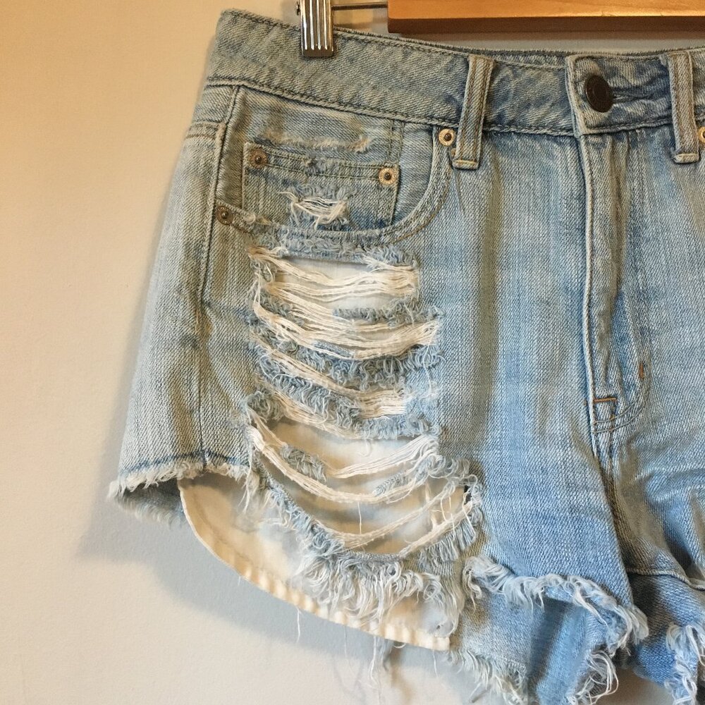American Eagle Hilda Distressed Denim Shorts Size 6 Faded Blue - Picture 3 of 15